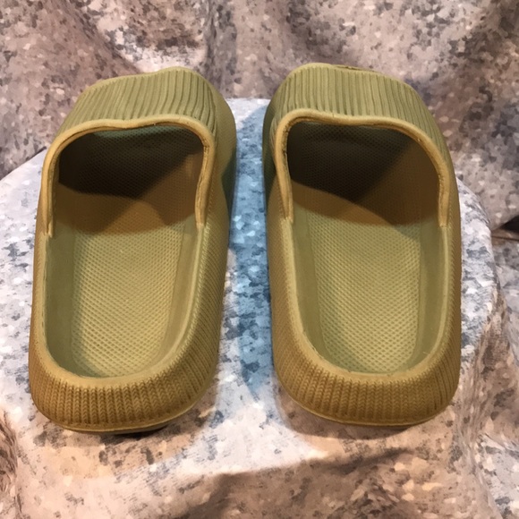 Men’s Size 7/8 Sage Green Slide Sandals, Soft, Flexible & Supportive ☀️NWOT☀️ - Picture 3 of 6